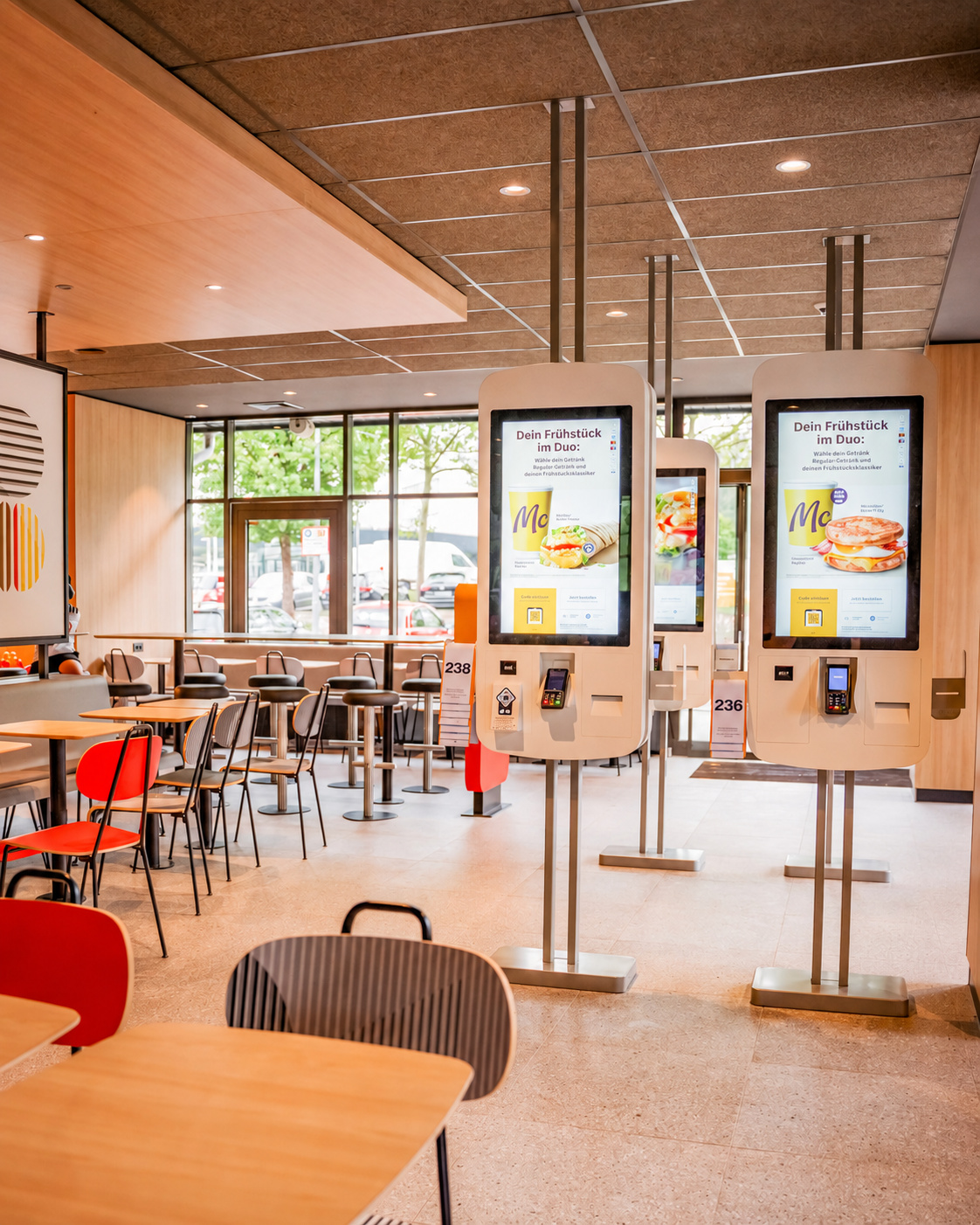 Bestellterminals und Gastraum in Biberach