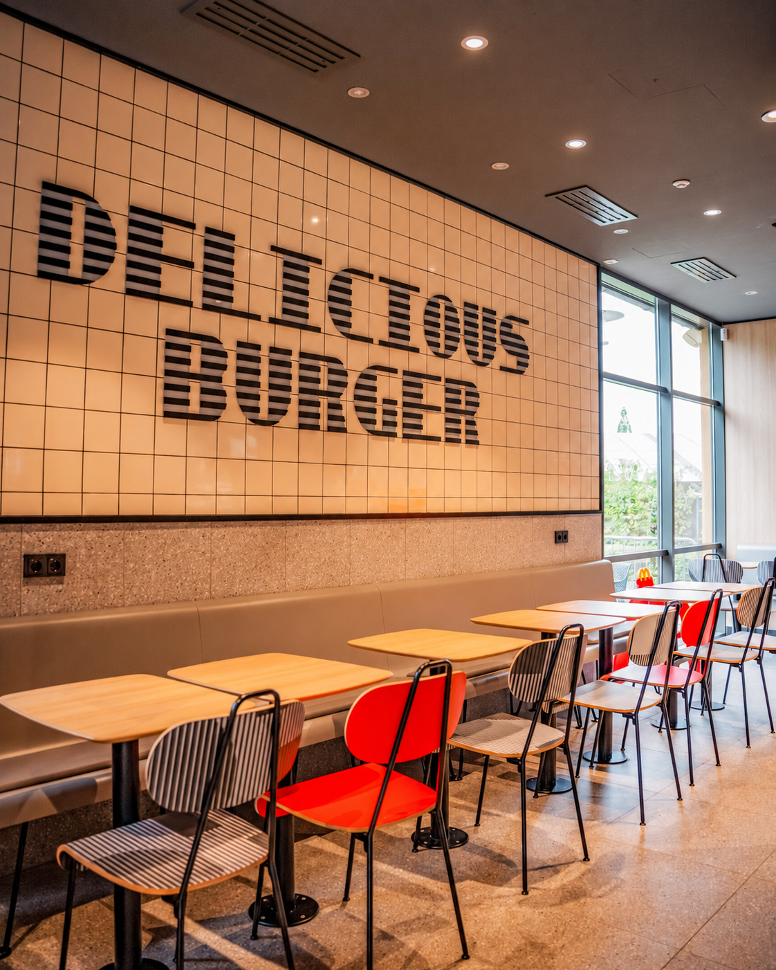 Sitzplätze vor der Delicious Burger Wand